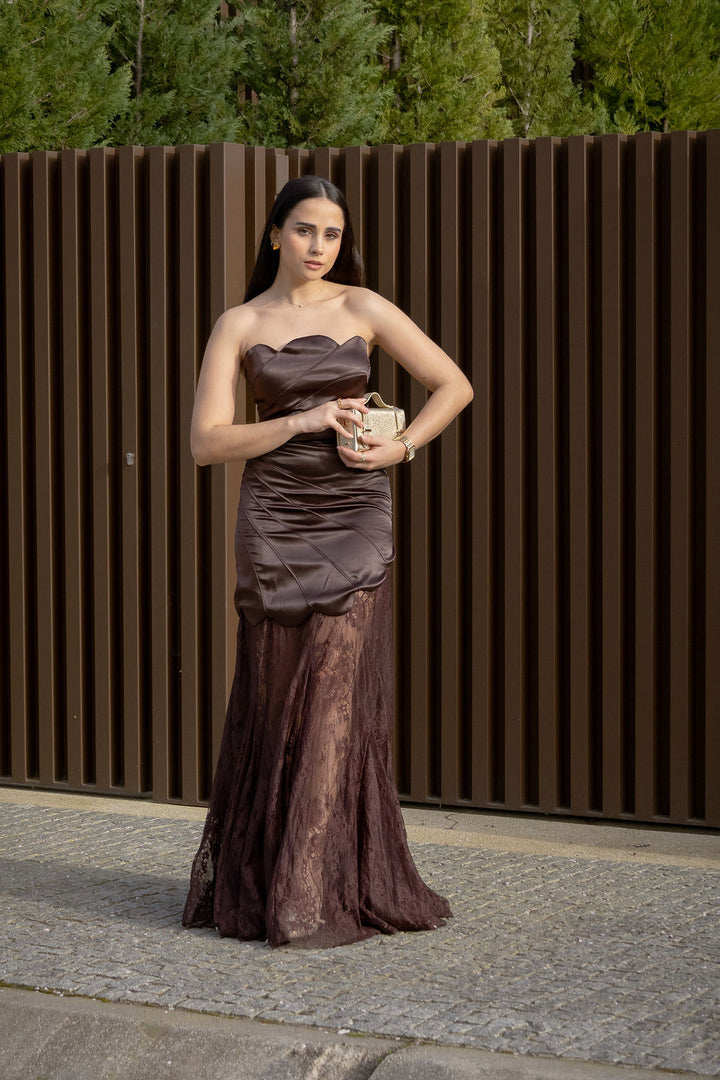 VESTIDO CASTANHO COM RENDA E CORPETE ESTRUTURADO PONTO CHIC