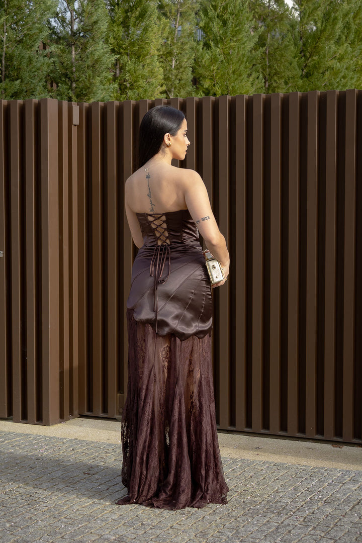 VESTIDO CASTANHO COM RENDA E CORPETE ESTRUTURADO PONTO CHIC