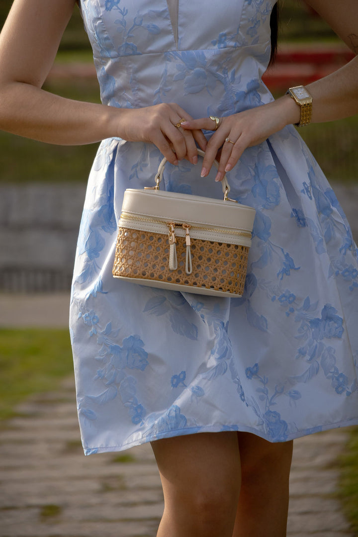 VESTIDO AZUL COM PADRÃO FLORAL RINASCIMENTO