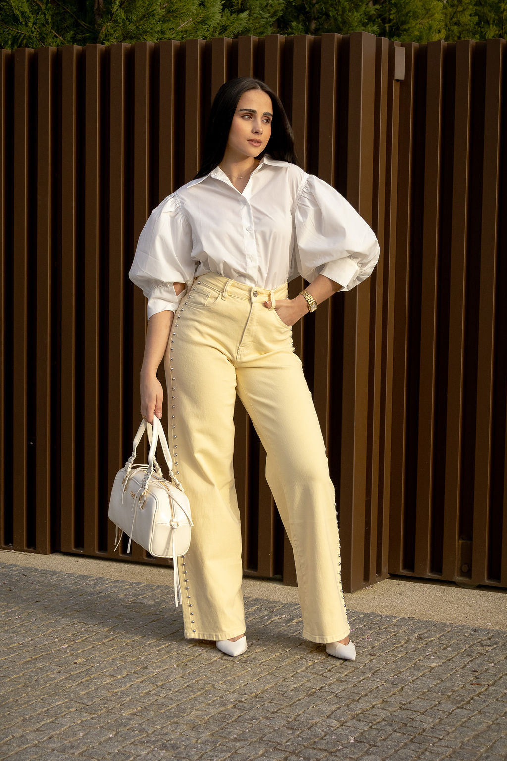 CALÇA AMARELO CLARO COM APLICAÇÕES METÁLICAS PONTO CHIC