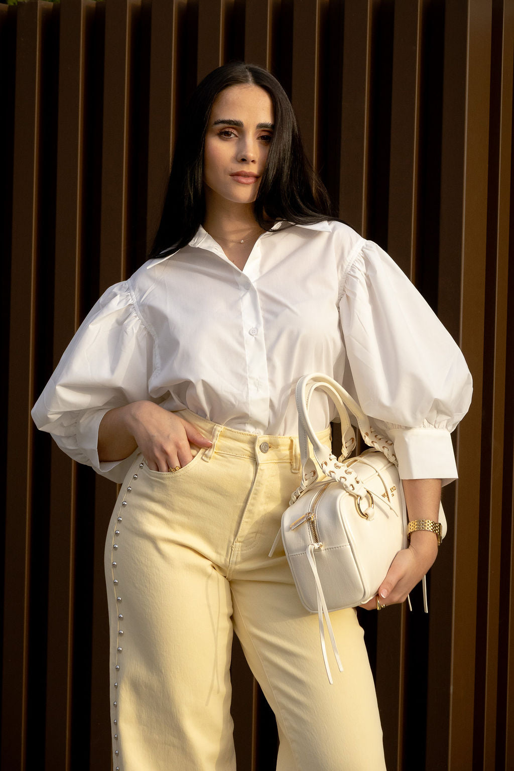 CALÇA AMARELO CLARO COM APLICAÇÕES METÁLICAS PONTO CHIC