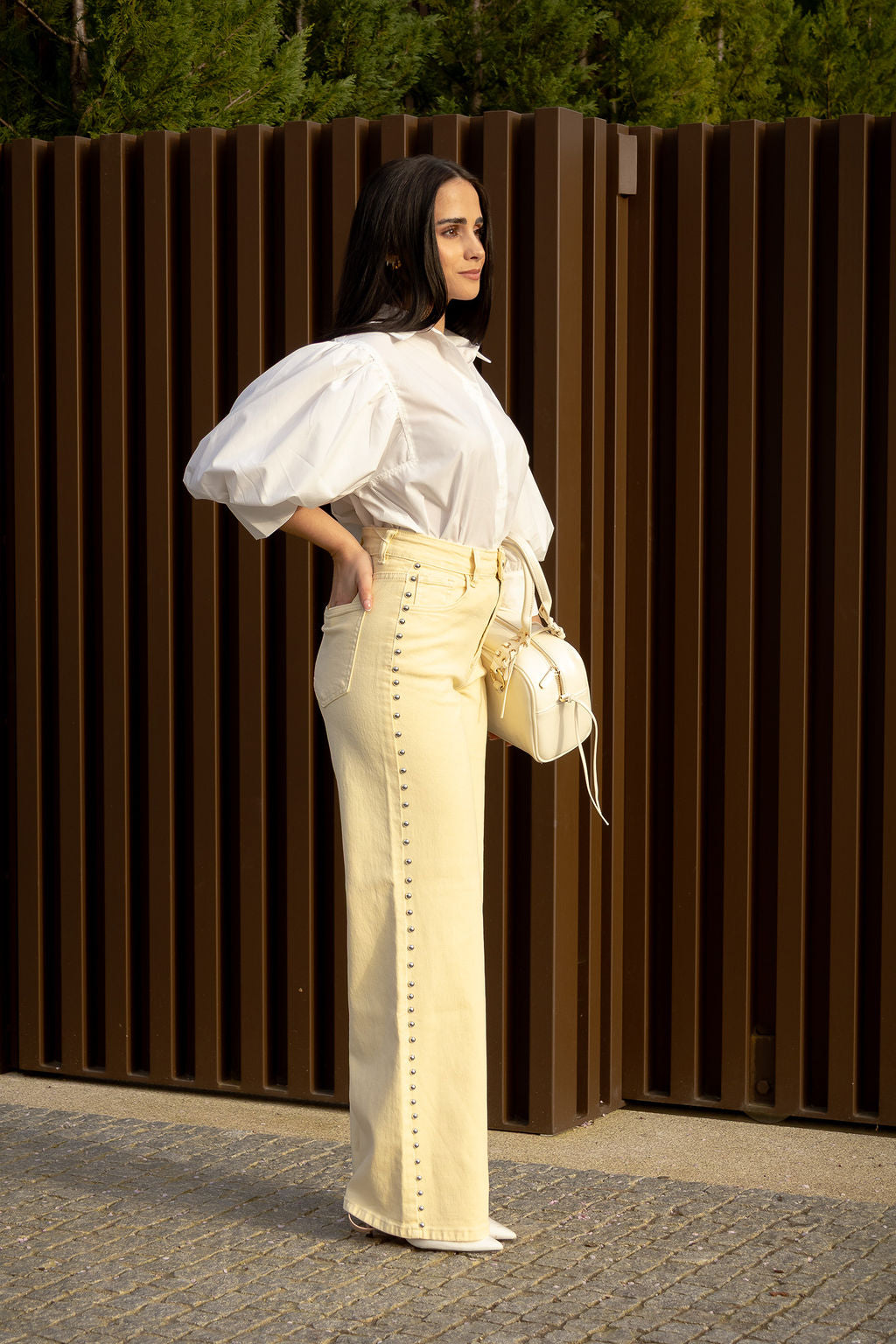 CALÇA AMARELO CLARO COM APLICAÇÕES METÁLICAS PONTO CHIC
