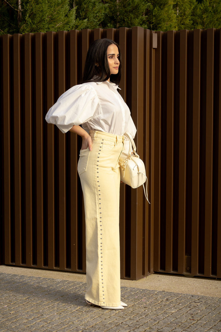 CALÇA AMARELO CLARO COM APLICAÇÕES METÁLICAS PONTO CHIC