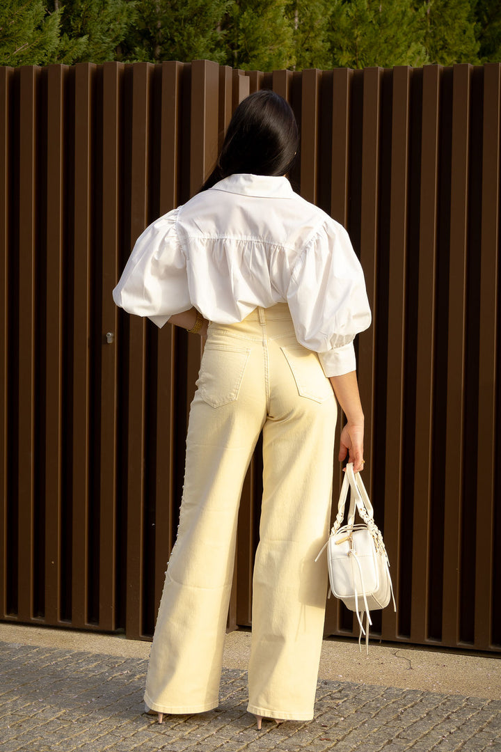 CALÇA AMARELO CLARO COM APLICAÇÕES METÁLICAS PONTO CHIC