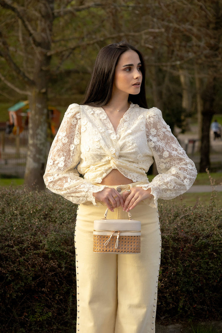TOP BEGE EM RENDA COM ENTRELACE PONTO CHIC