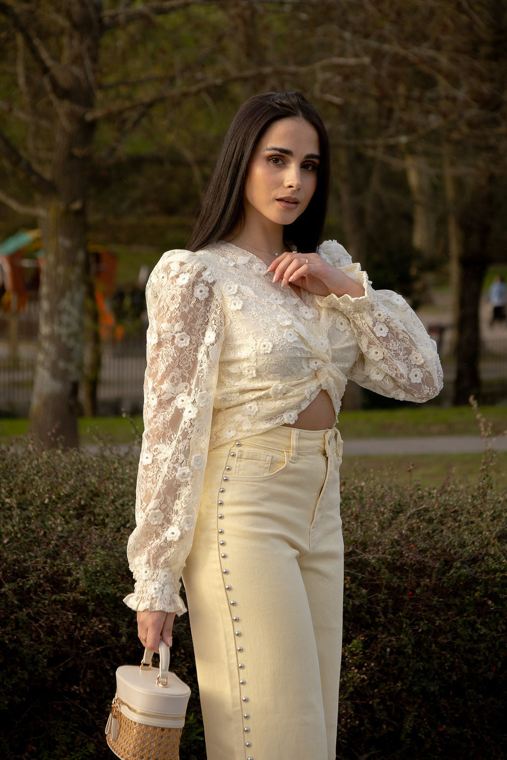 TOP BEGE EM RENDA COM ENTRELACE PONTO CHIC