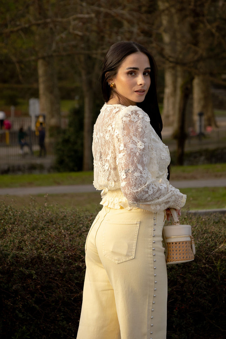 TOP BEGE EM RENDA COM ENTRELACE PONTO CHIC