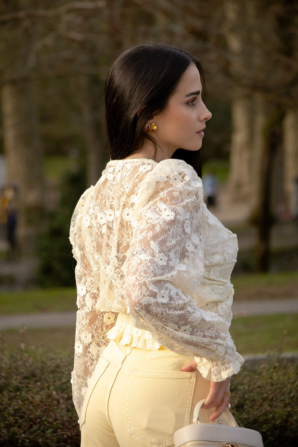 TOP BEGE EM RENDA COM ENTRELACE PONTO CHIC