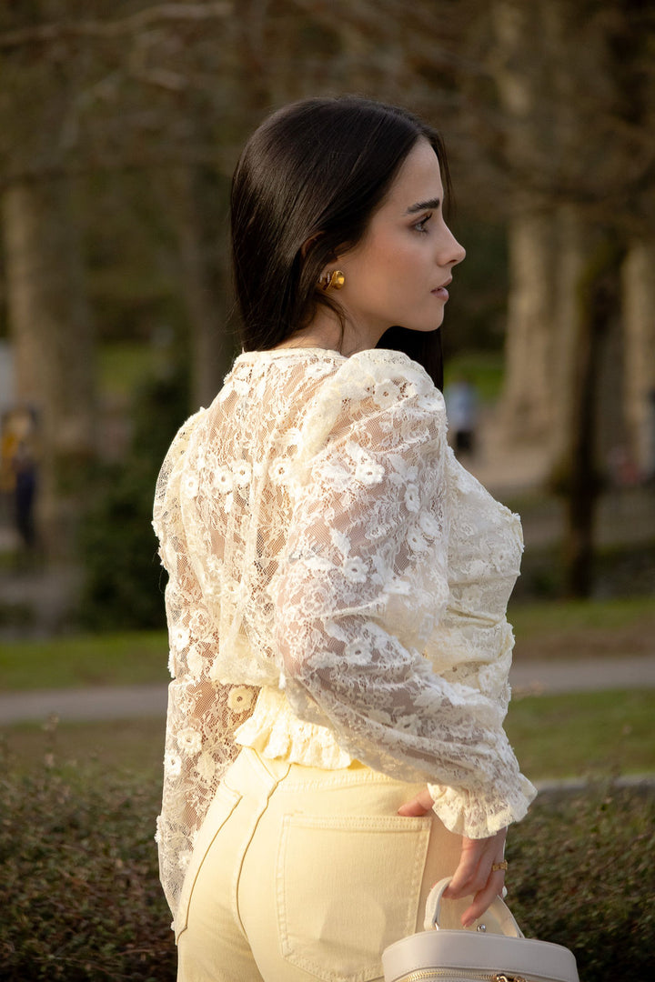 TOP BEGE EM RENDA COM ENTRELACE PONTO CHIC