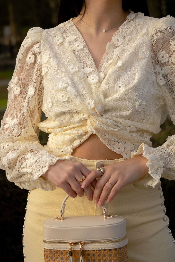 TOP BEGE EM RENDA COM ENTRELACE PONTO CHIC