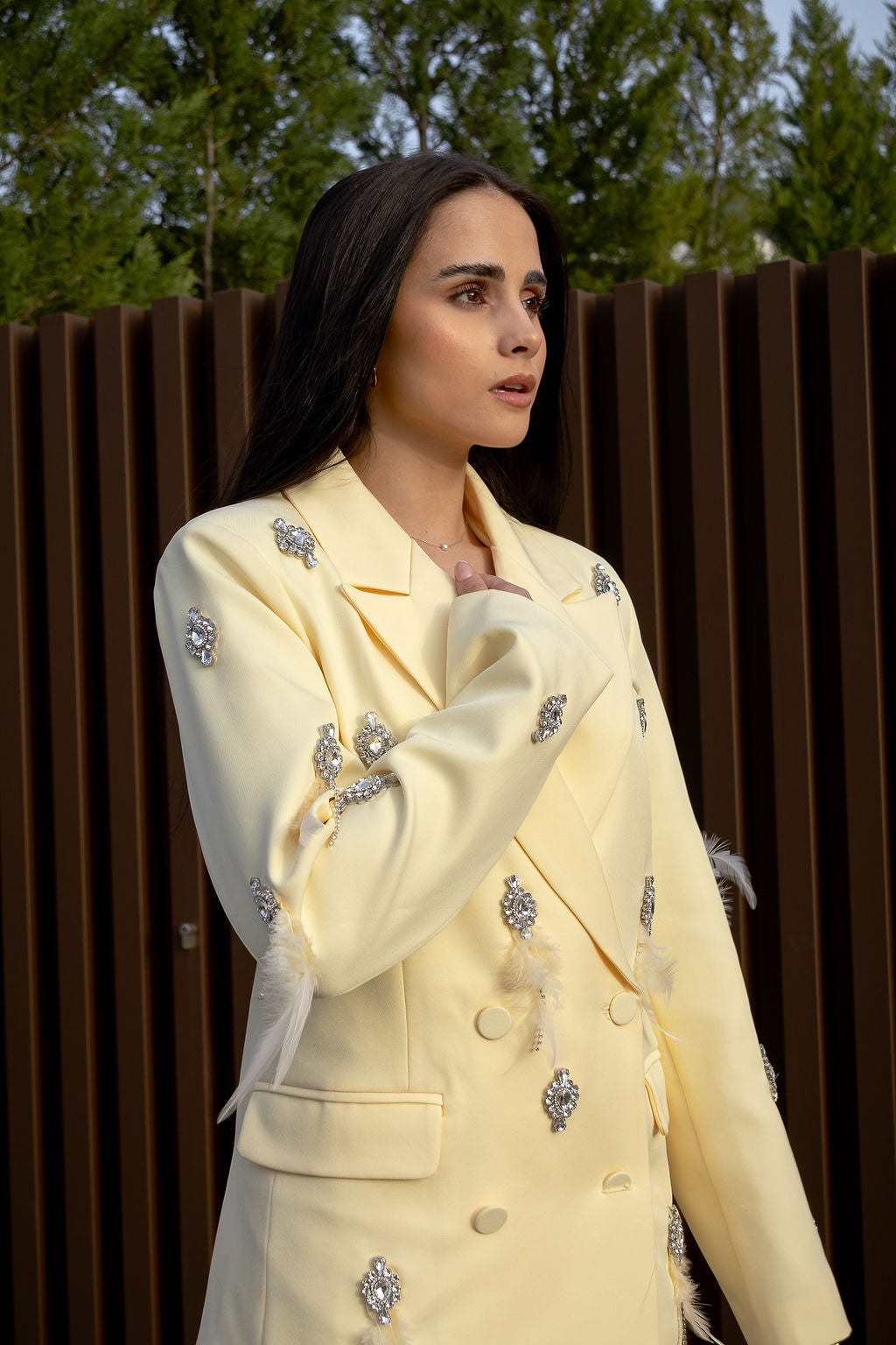 BLAZER AMARELO COM APLICAÇÕES BRILHANTES PONTO CHIC