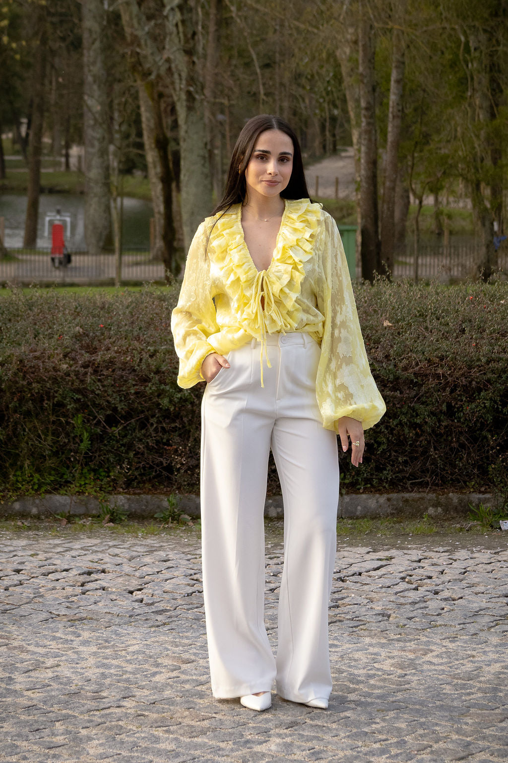 BLUSA AMARELA COM FOLHOS E MANGA FLUIDA PONTO CHIC