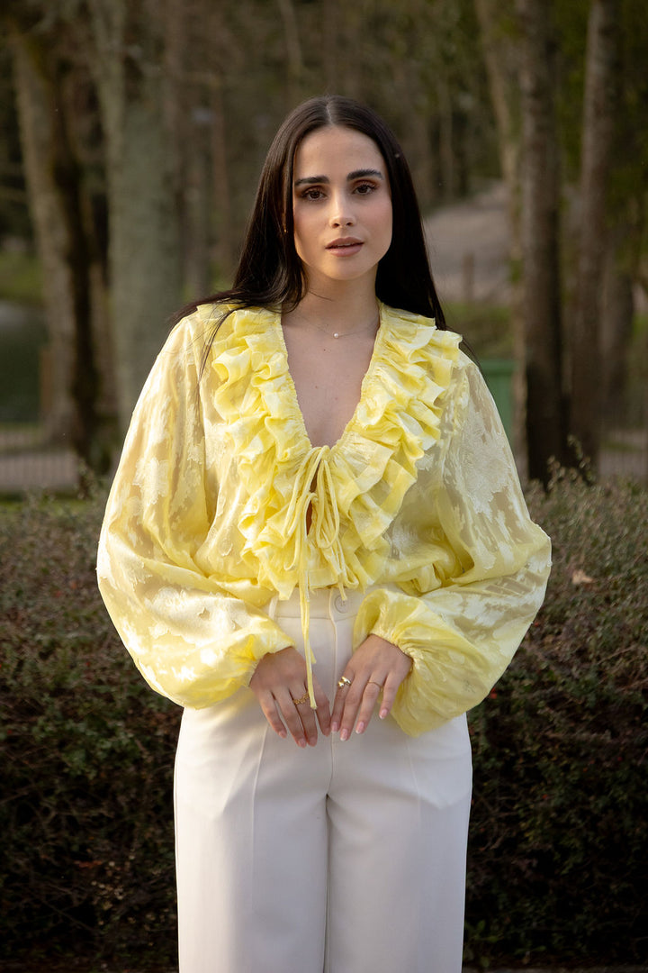 BLUSA AMARELA COM FOLHOS E MANGA FLUIDA PONTO CHIC