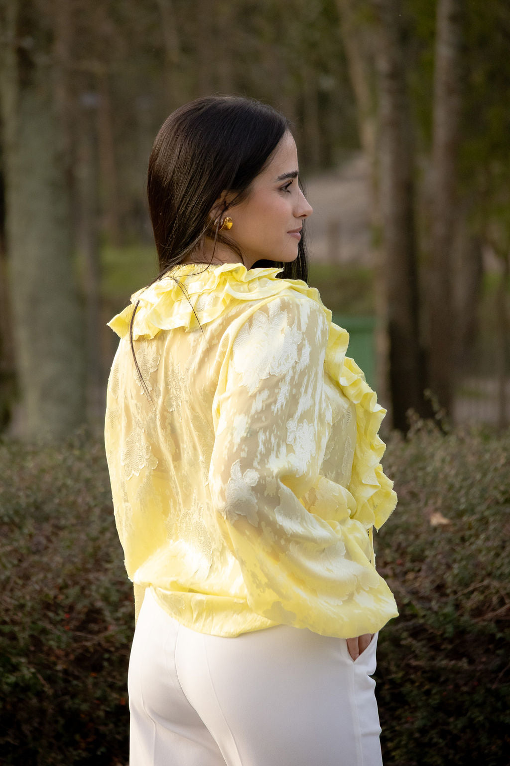 BLUSA AMARELA COM FOLHOS E MANGA FLUIDA PONTO CHIC