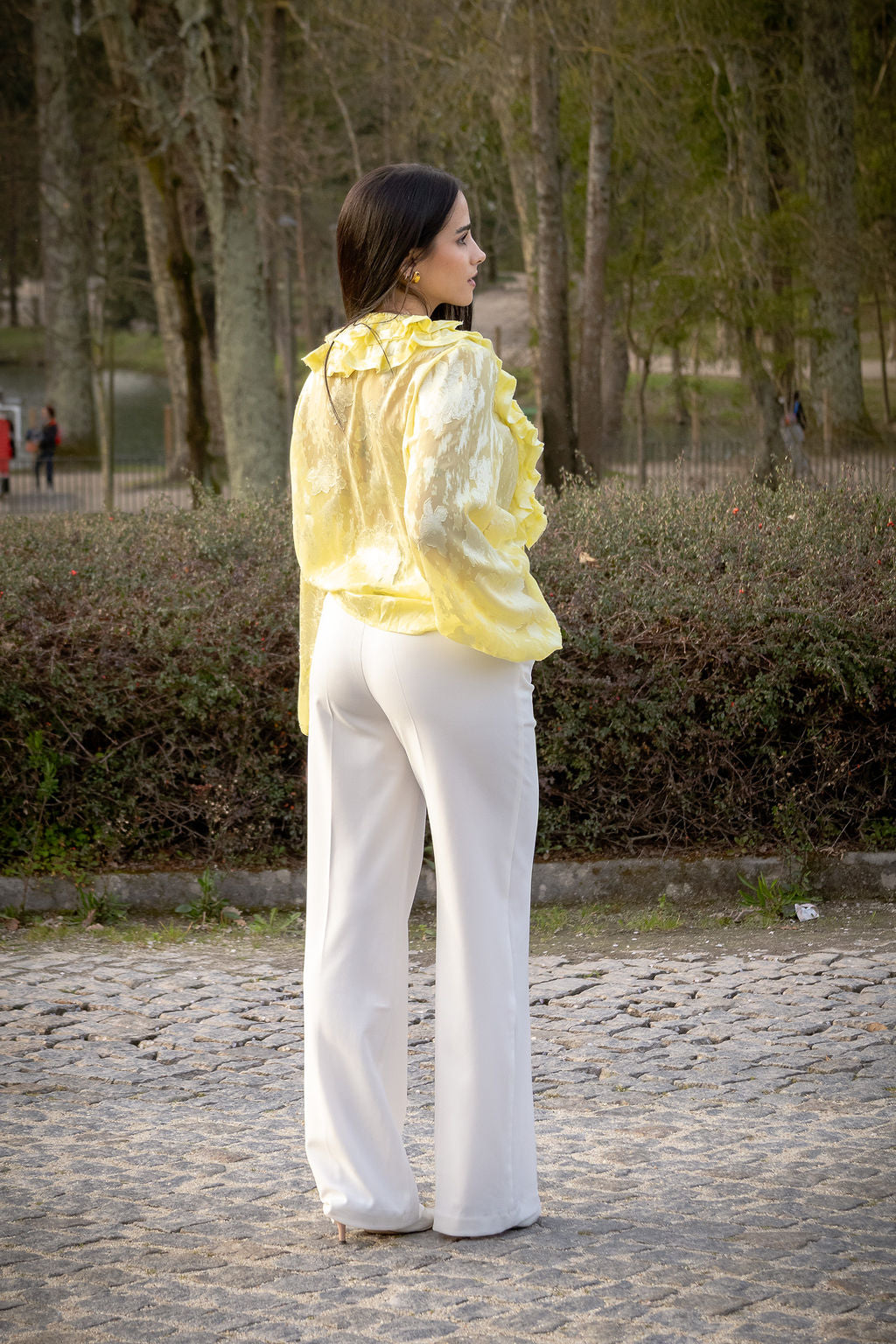 BLUSA AMARELA COM FOLHOS E MANGA FLUIDA PONTO CHIC