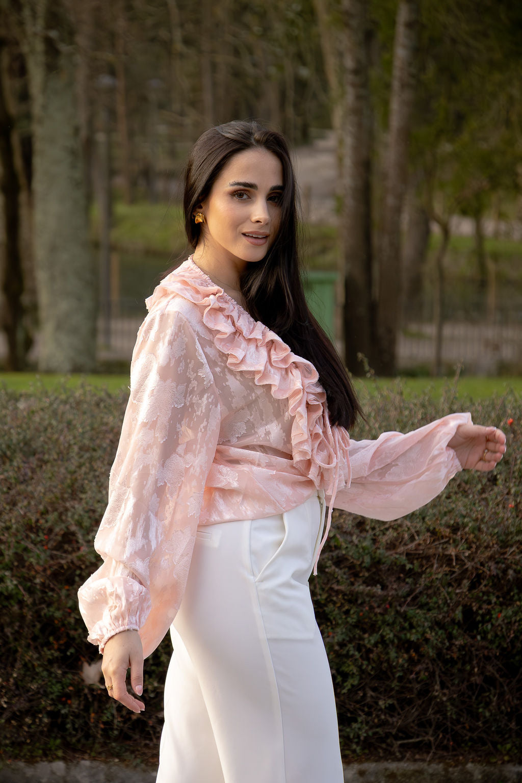 BLUSA ROSA COM FOLHOS E MANGA FLUIDA PONTO CHIC