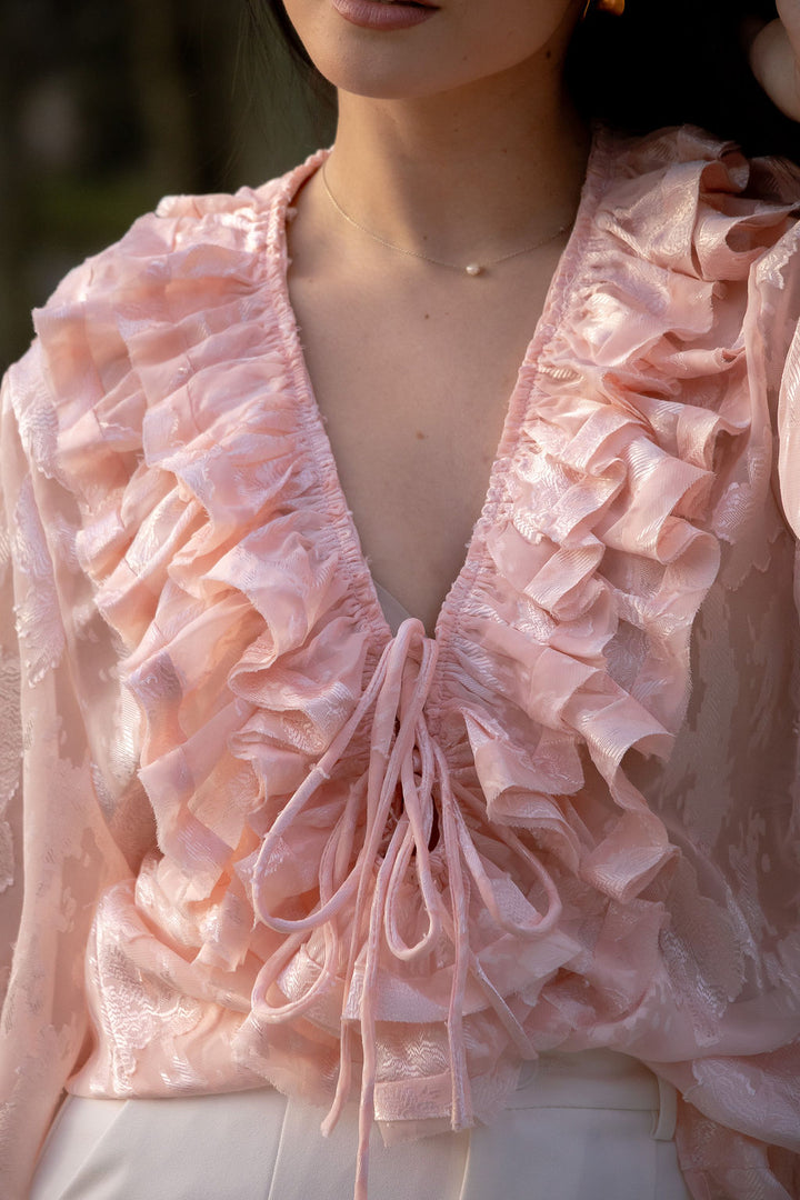 BLUSA ROSA COM FOLHOS E MANGA FLUIDA PONTO CHIC