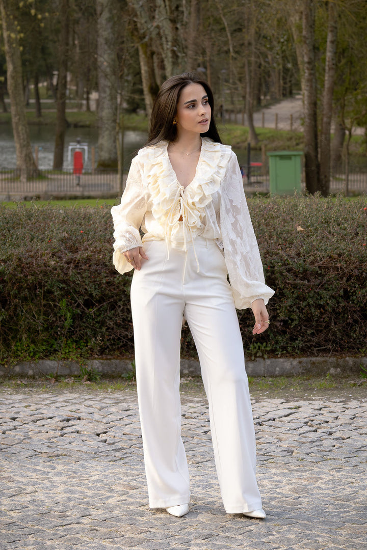 BLUSA BEGE COM FOLHOS E MANGA FLUIDA PONTO CHIC