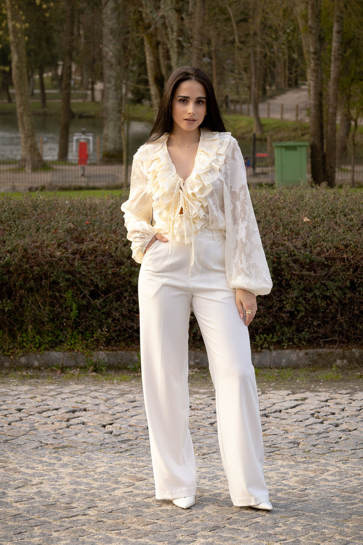 BLUSA BEGE COM FOLHOS E MANGA FLUIDA PONTO CHIC