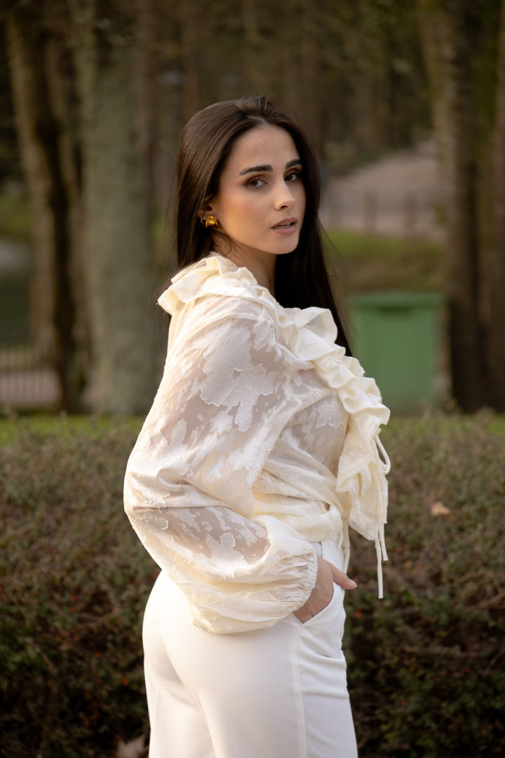 BLUSA BEGE COM FOLHOS E MANGA FLUIDA PONTO CHIC