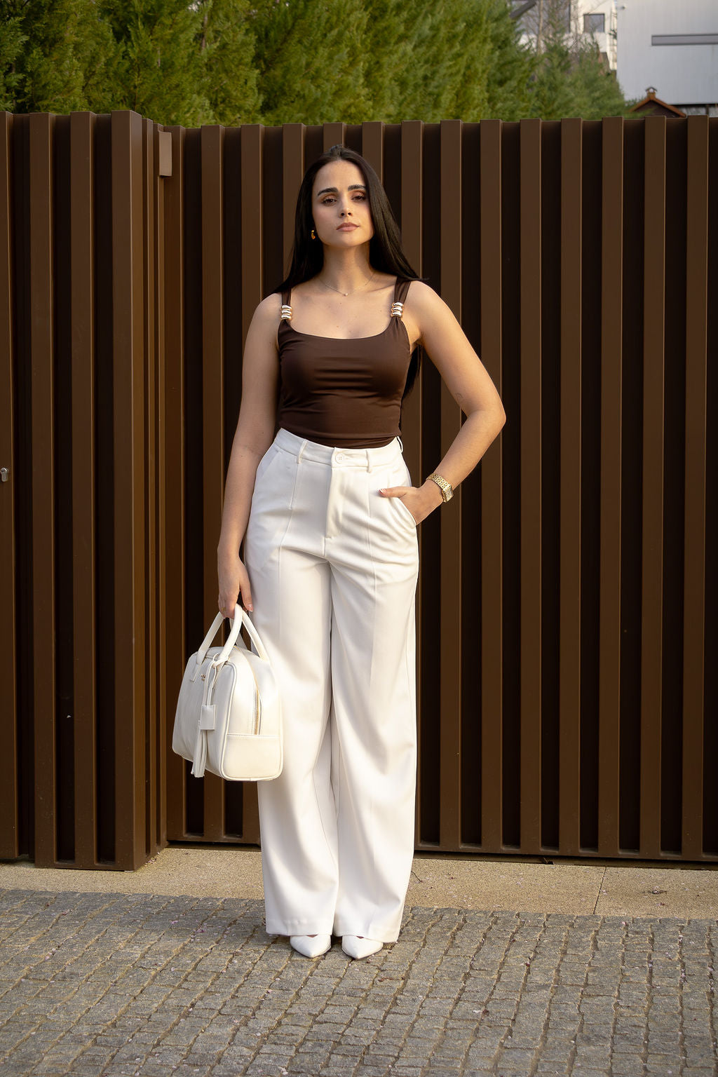 TOP CASTANHO COM DETALHE DOURADO PONTO CHIC