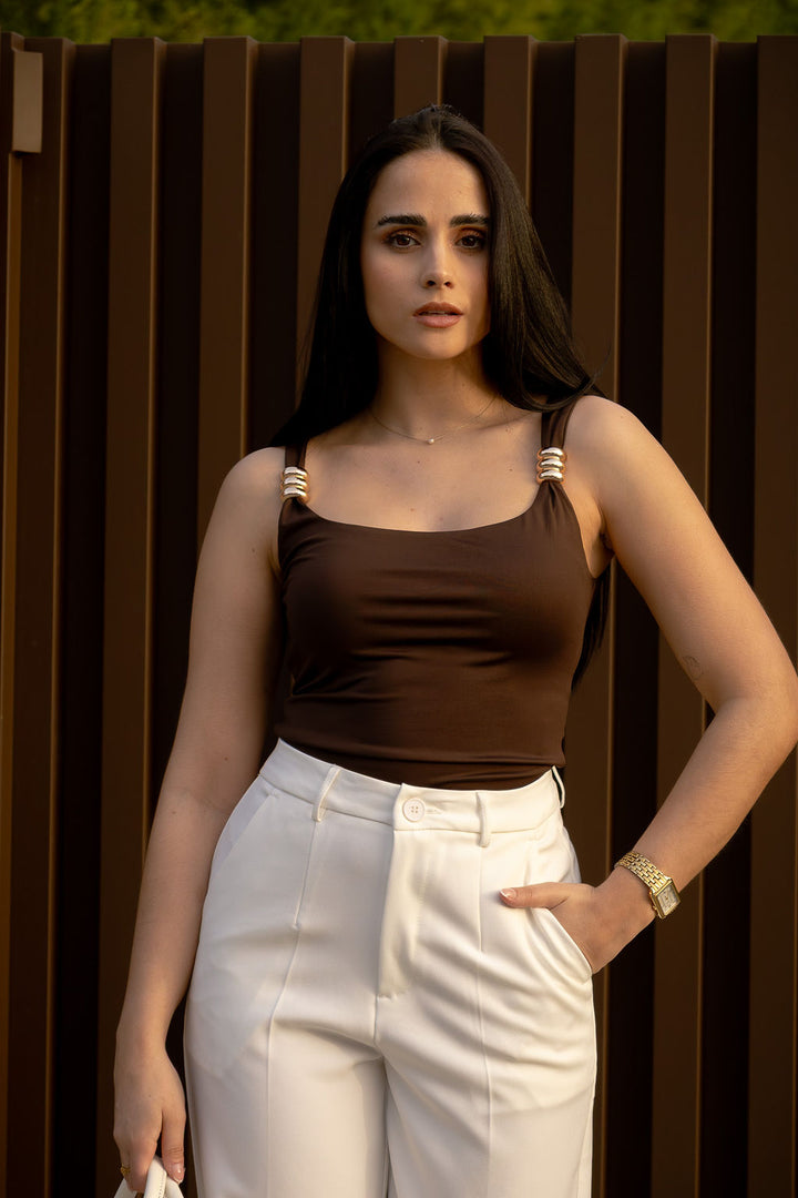 TOP CASTANHO COM DETALHE DOURADO PONTO CHIC