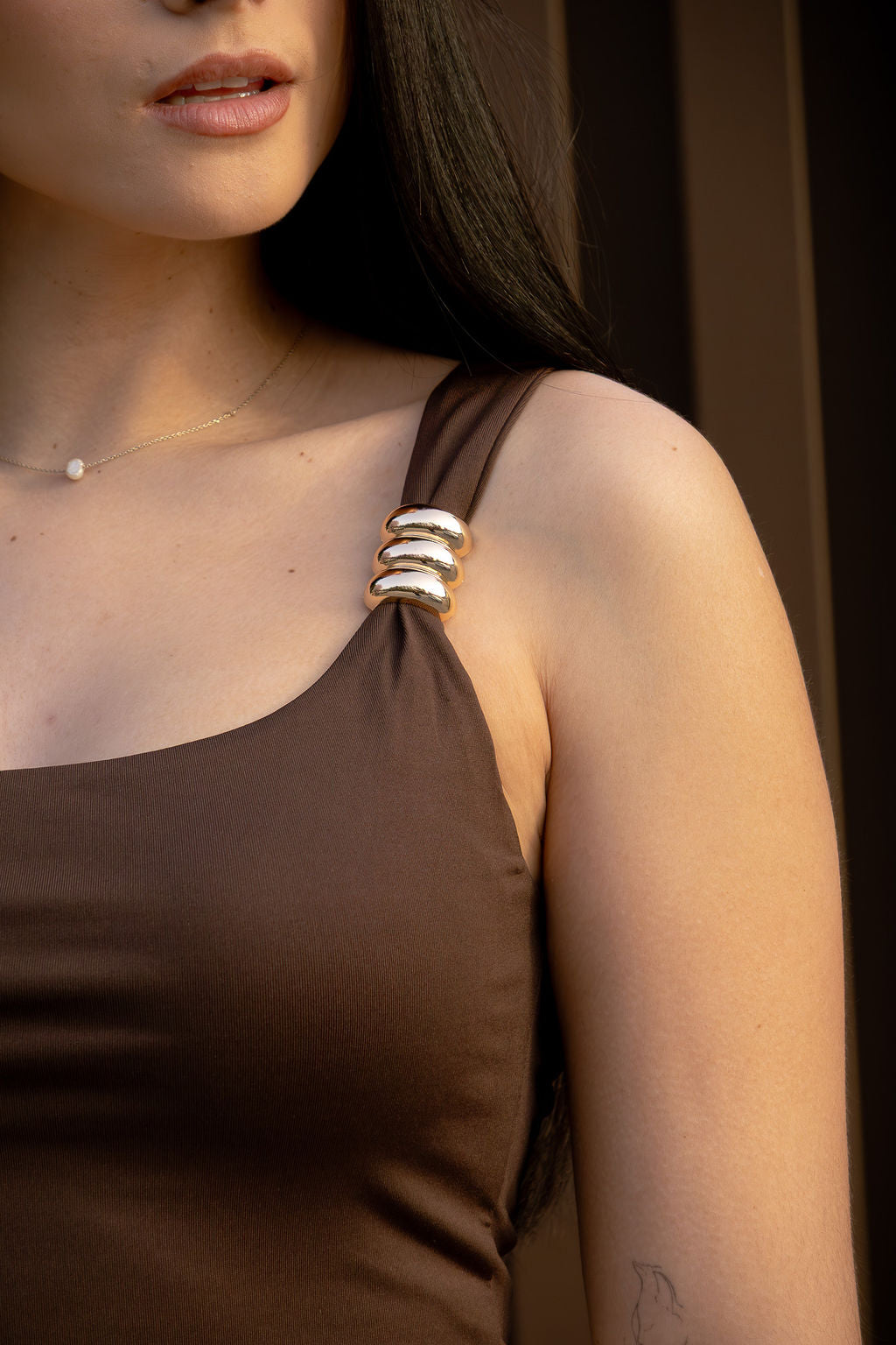 TOP CASTANHO COM DETALHE DOURADO PONTO CHIC