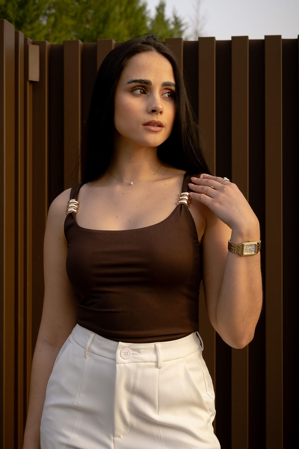 TOP CASTANHO COM DETALHE DOURADO PONTO CHIC