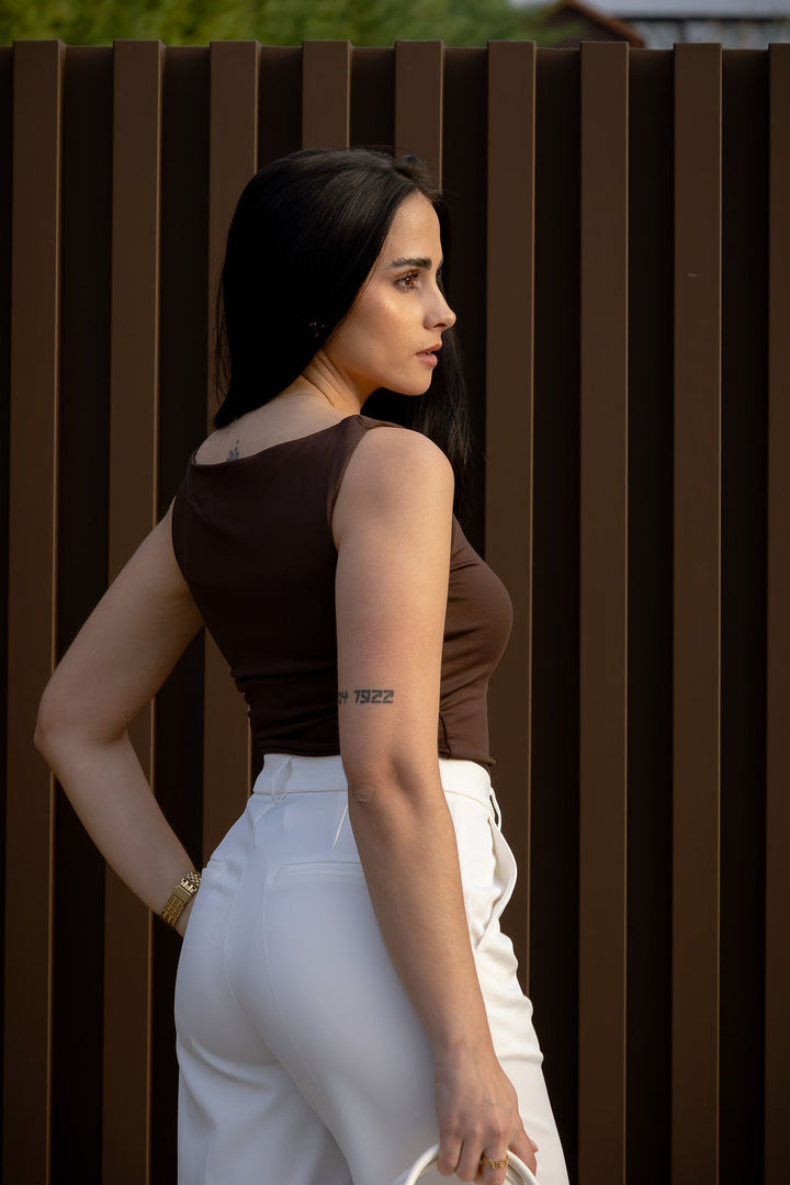 TOP CASTANHO COM DETALHE DOURADO PONTO CHIC