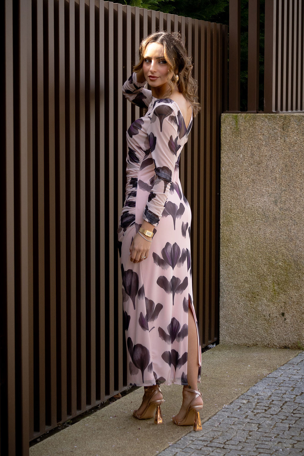 VESTIDO MIDI ROSA NUDE COM ESTAMPADO FLORAL PONTO CHIC