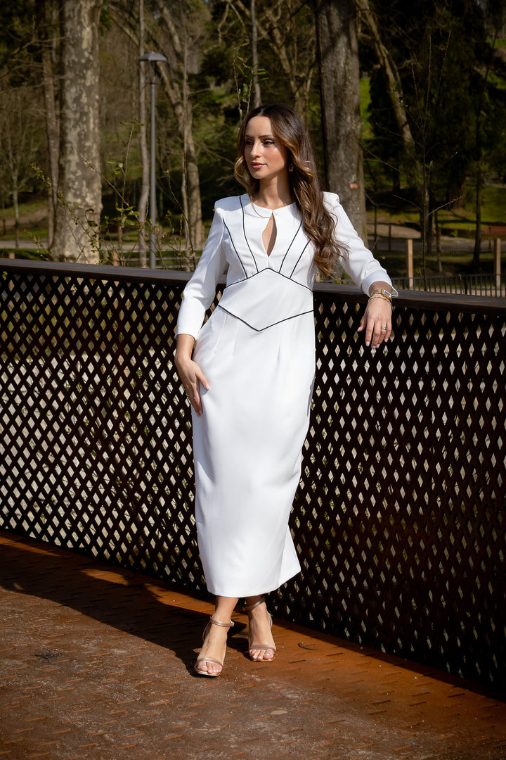 VESTIDO BRANCO COM VIVOS EM CONTRASTANTE PONTO CHIC