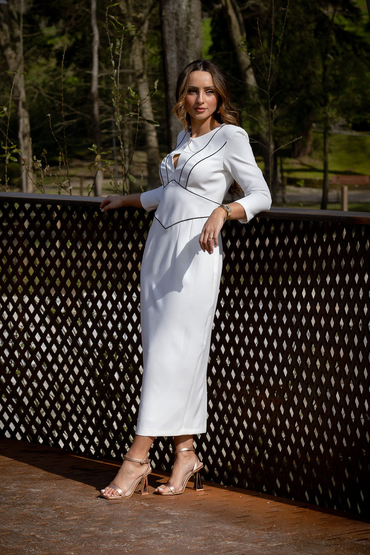 VESTIDO BRANCO COM VIVOS EM CONTRASTANTE PONTO CHIC
