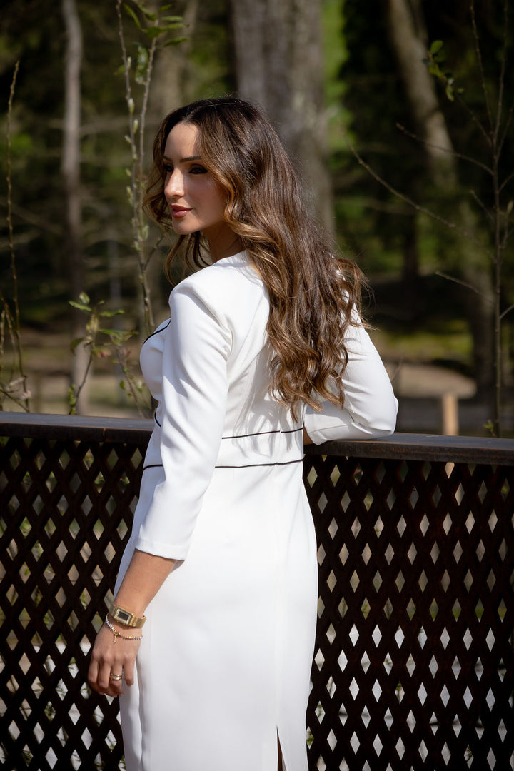 VESTIDO BRANCO COM VIVOS EM CONTRASTANTE PONTO CHIC