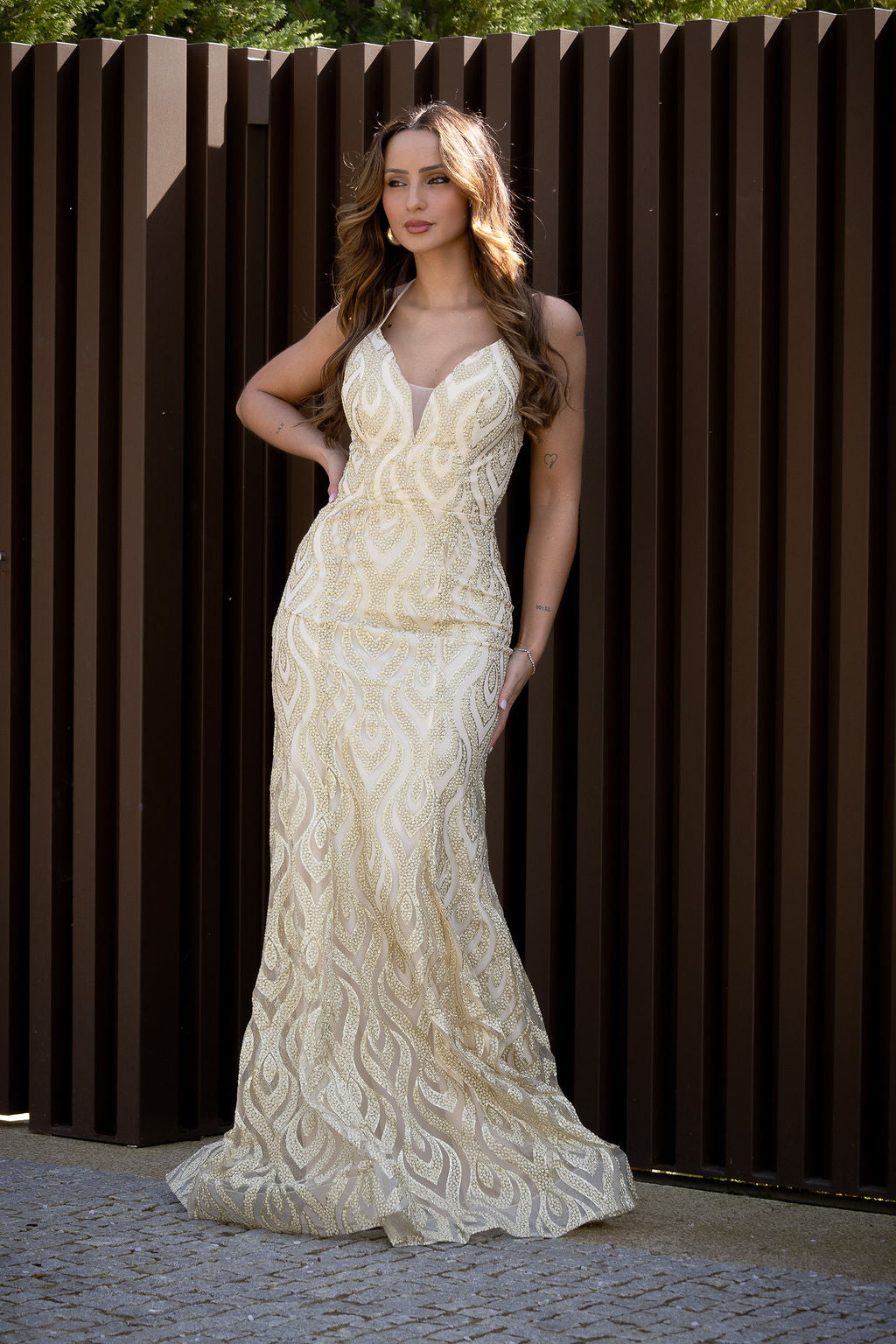 VESTIDO DOURADO COMPRIDO COM BRILHANTES PONTO CHIC
