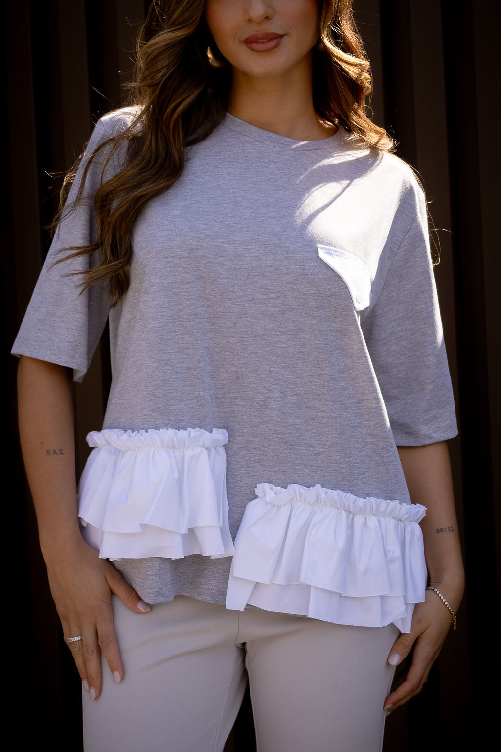 T-SHIRT CINZA COM FOLHOS DIXIE
