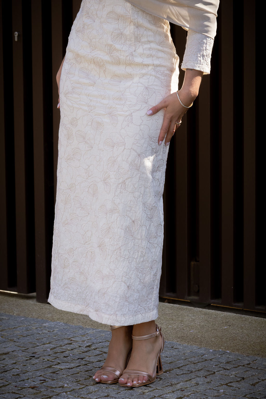 VESTIDO CRU TEXTURADO COM LENÇO ASSIMÉTRICO PONTO CHIC