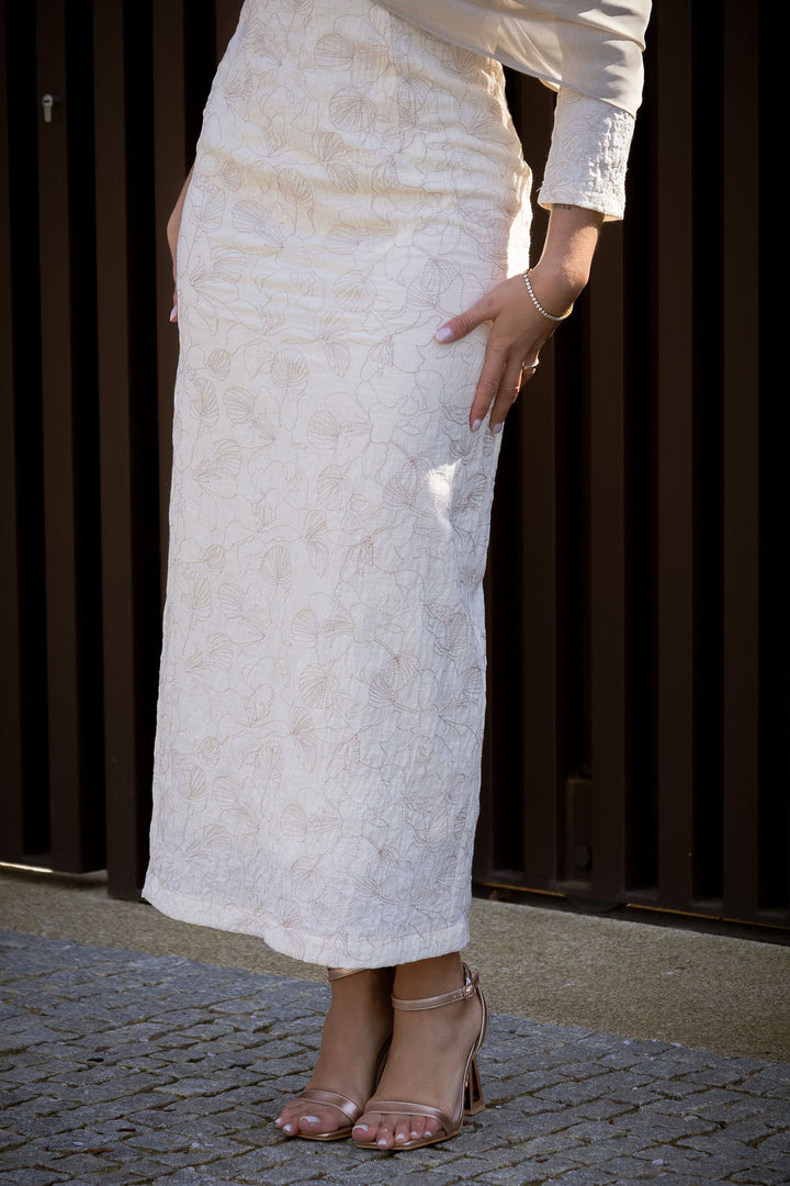 VESTIDO CRU TEXTURADO COM LENÇO ASSIMÉTRICO PONTO CHIC