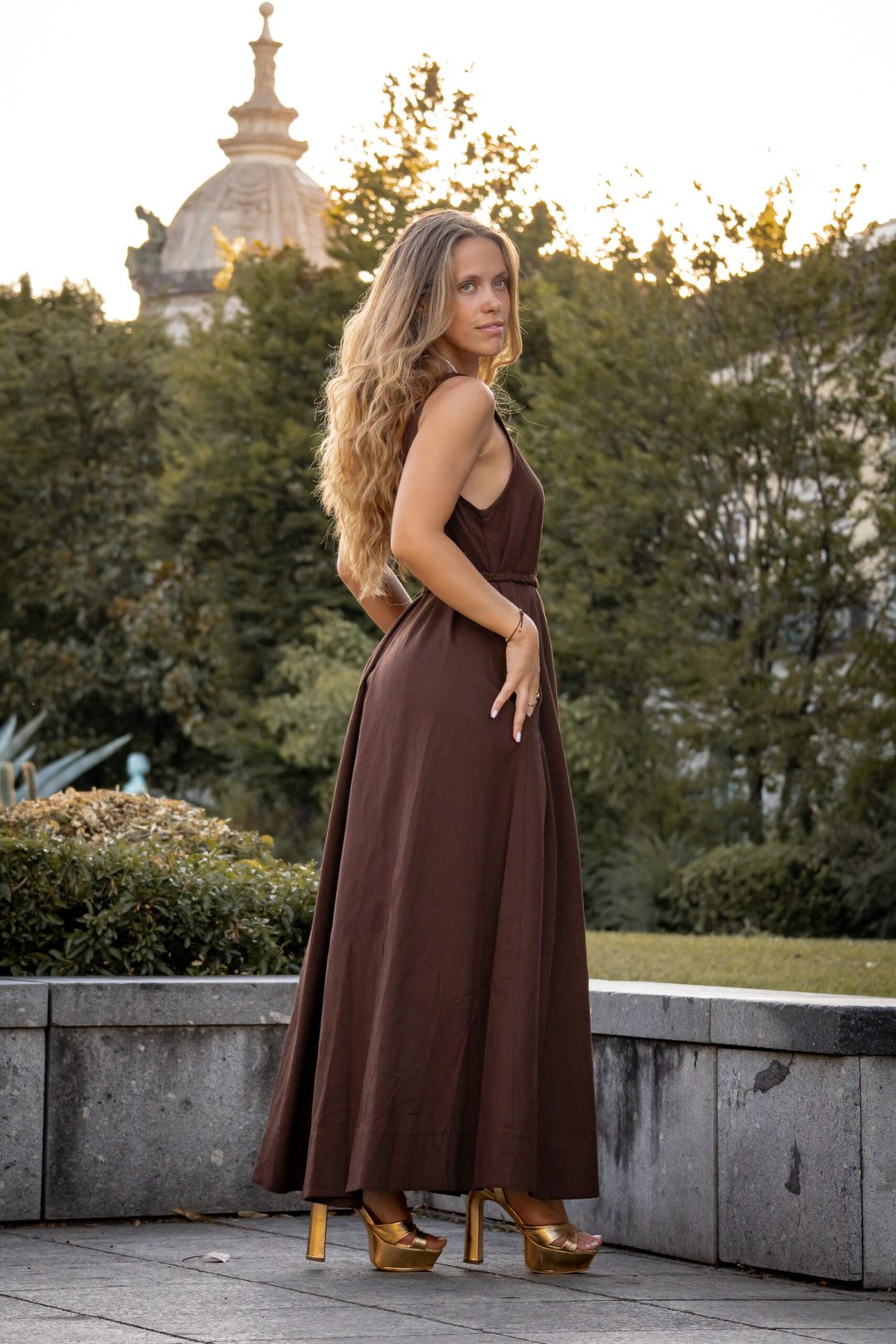 VESTIDO CASTANHO COMPRIDO FLUÍDO PONTO CHIC