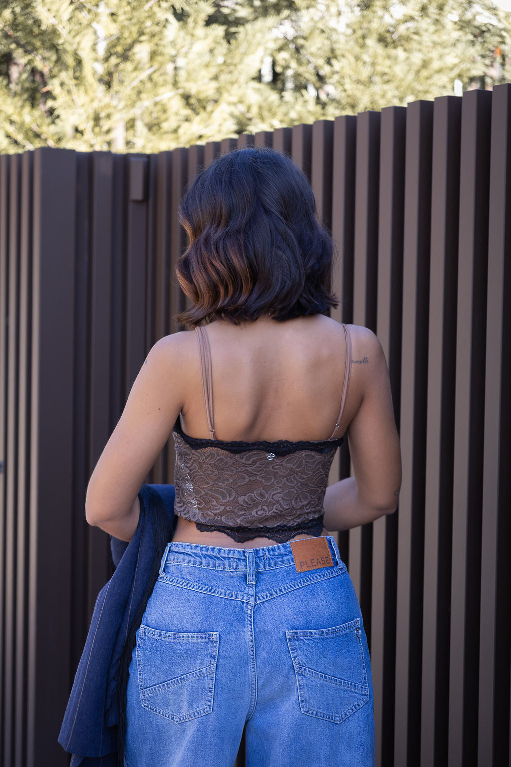TOP CASTANHO EM RENDA COM DETALHES PRETOS PLEASE