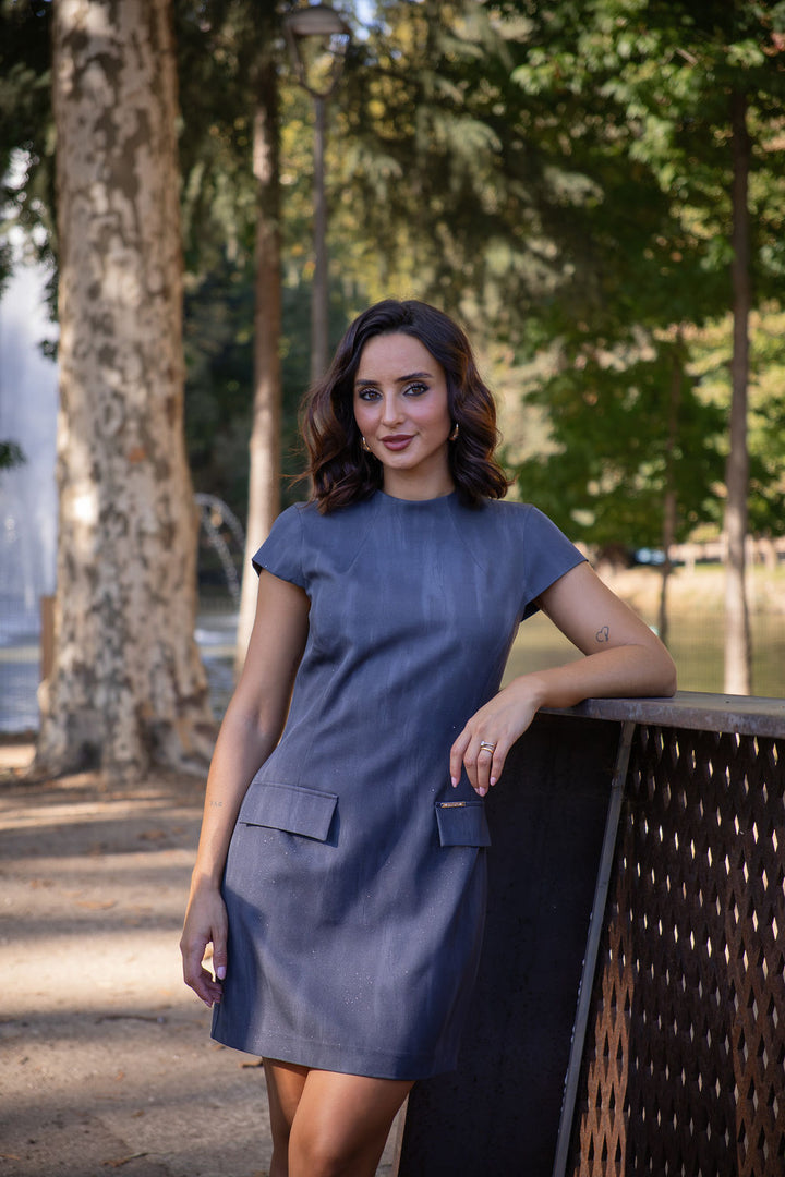 VESTIDO CURTO CINZA ESTRUTURADO COM MANGAS CURTAS SAHOCO