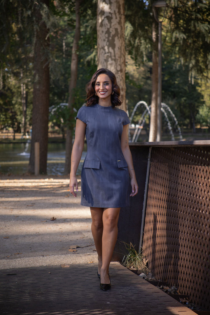 VESTIDO CURTO CINZA ESTRUTURADO COM MANGAS CURTAS SAHOCO