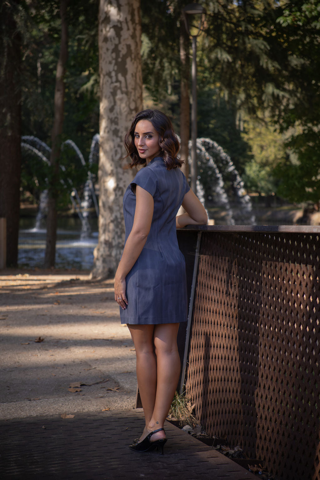 VESTIDO CURTO CINZA ESTRUTURADO COM MANGAS CURTAS SAHOCO