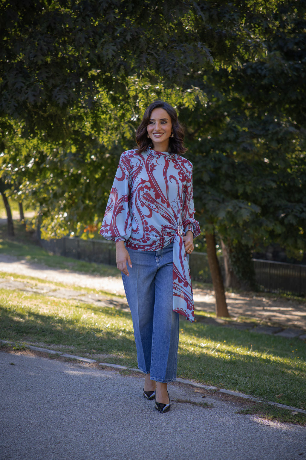 BLUSA AZUL COM ESTAMPADO BORDÔ E DRAPEADO LATERAL SAHOCO