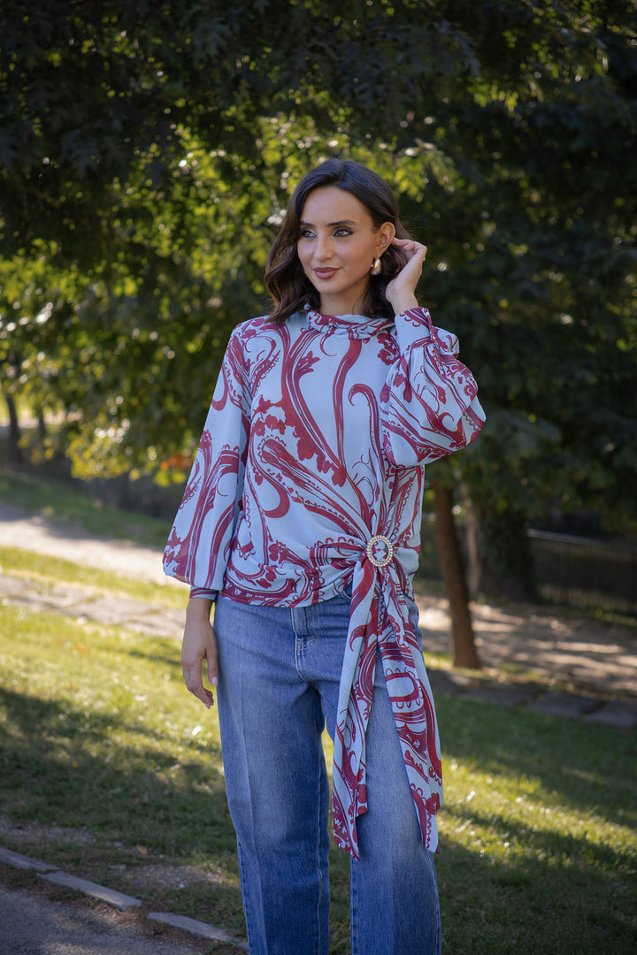 BLUSA AZUL COM ESTAMPADO BORDÔ E DRAPEADO LATERAL SAHOCO