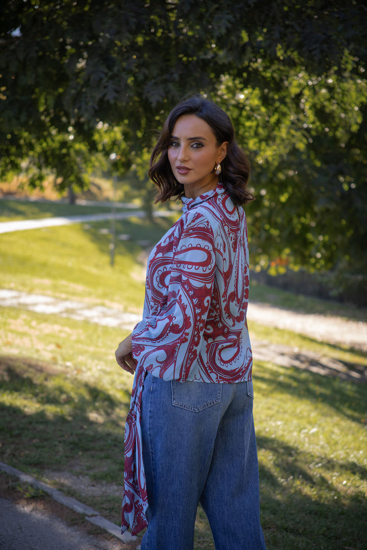 BLUSA AZUL COM ESTAMPADO BORDÔ E DRAPEADO LATERAL SAHOCO