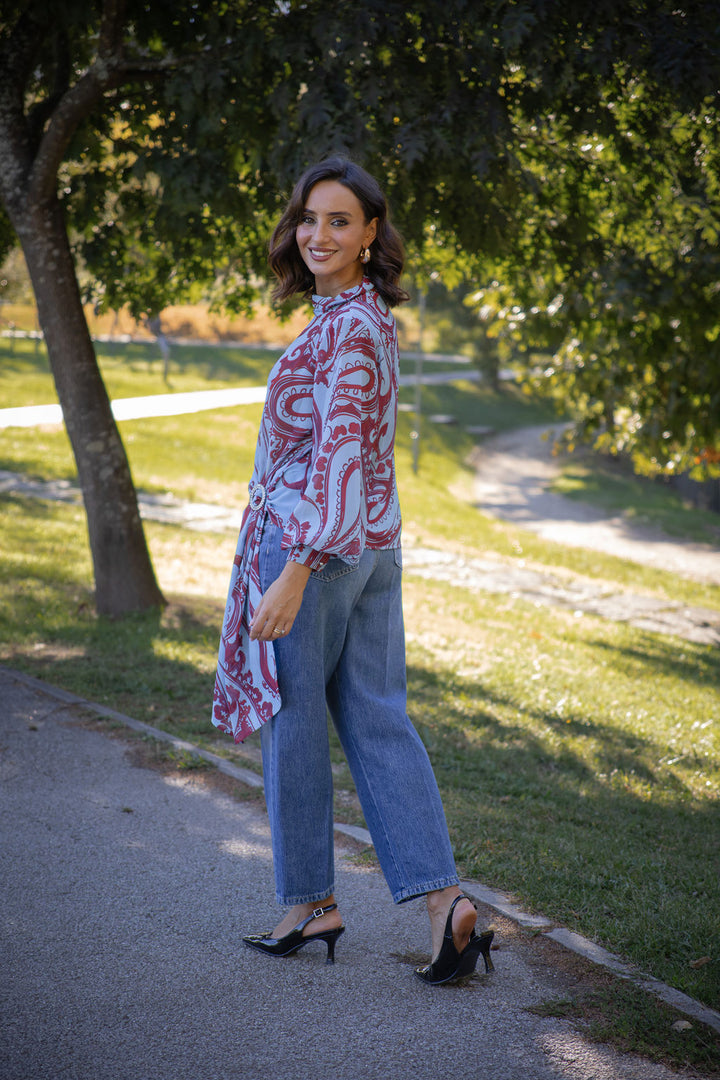 BLUSA AZUL COM ESTAMPADO BORDÔ E DRAPEADO LATERAL SAHOCO