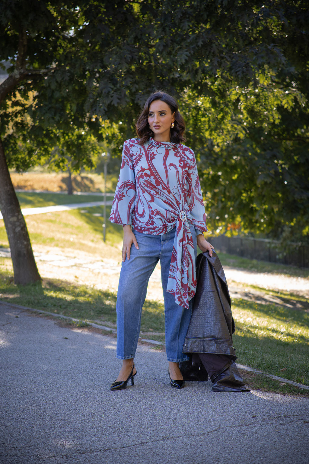 BLUSA AZUL COM ESTAMPADO BORDÔ E DRAPEADO LATERAL SAHOCO