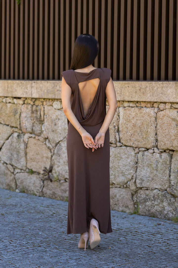 VESTIDO CASTANHO COM ABERTURA DRAPEADA NAS COSTAS IMPERIAL