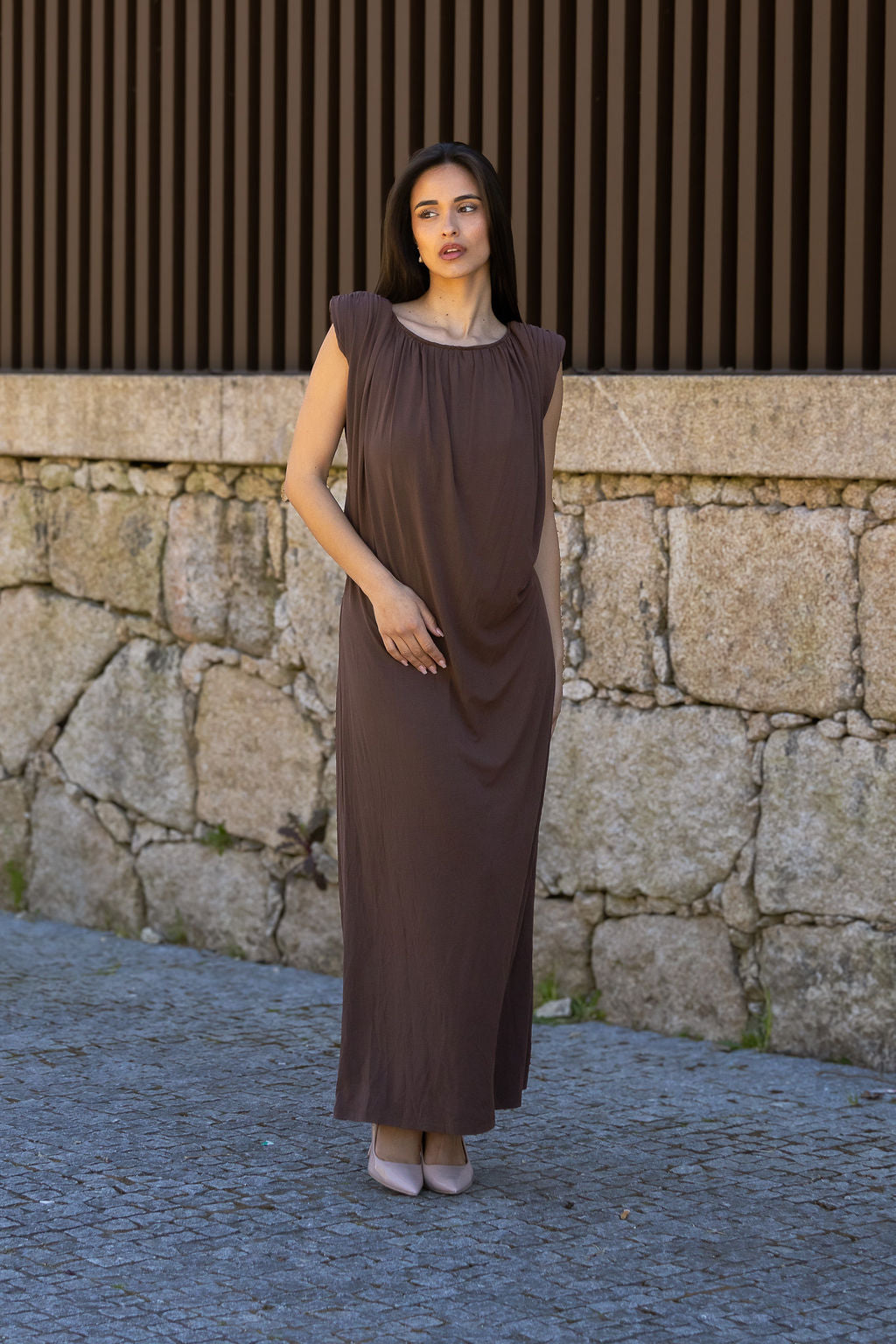 VESTIDO CASTANHO COM ABERTURA DRAPEADA NAS COSTAS IMPERIAL
