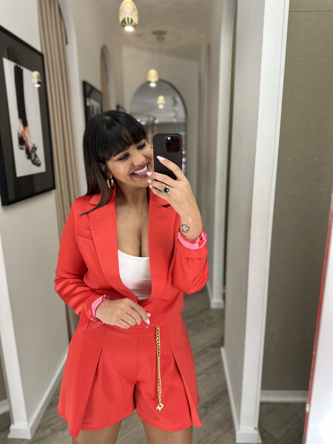 BLAZER VERMELHO CROPPED COM BOTÕES DOURADOS LOCOLUXO